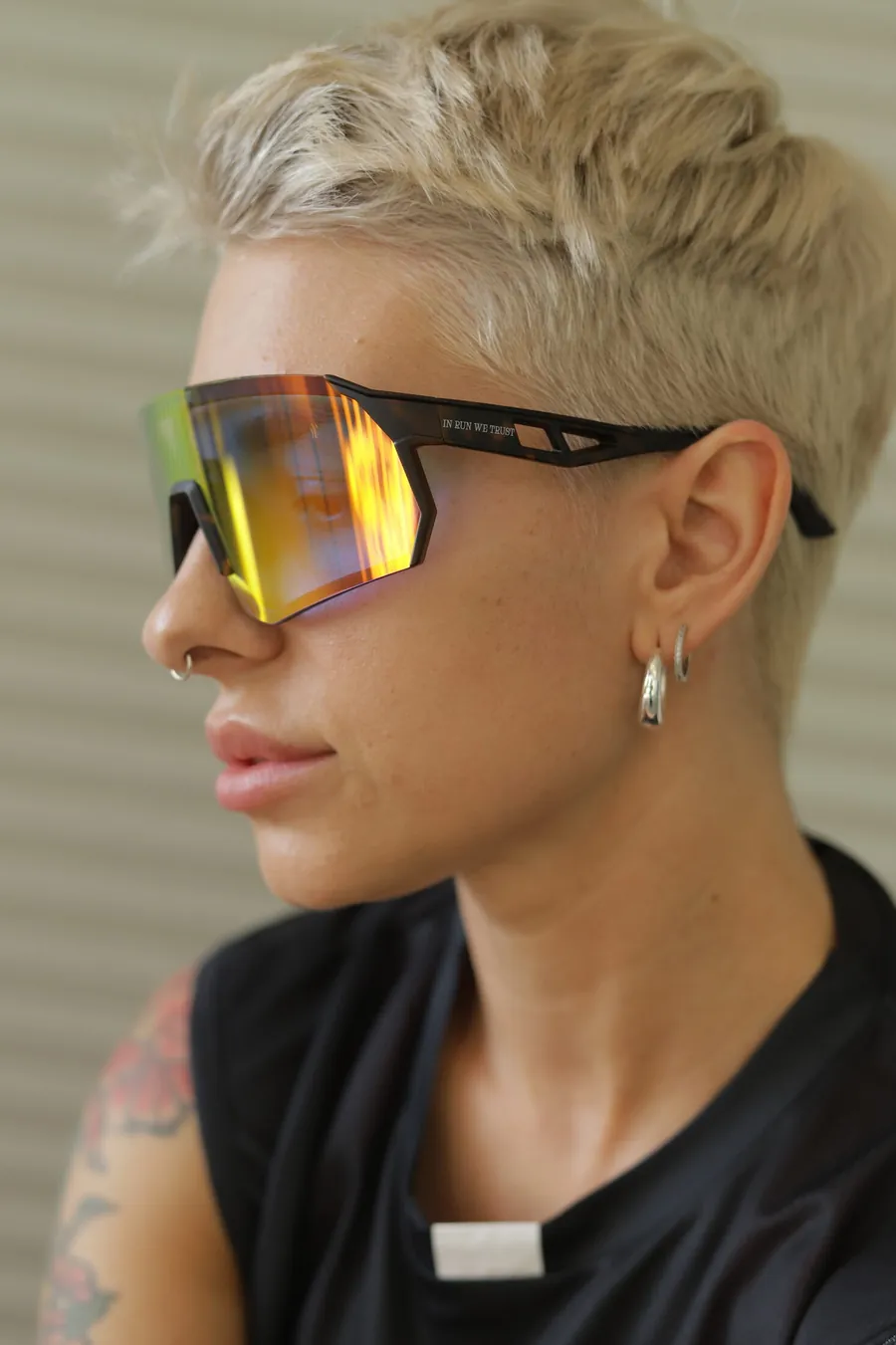 Девушка в очках ProView Photochromic с оранжевой зеркальной линзой, в профиль